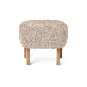 Audo Copenhagen - Ingeborg fodskammel - Fodskammel - Sheepskin / Moonlight / Natural Oak - H38 x L51 x W41 cm