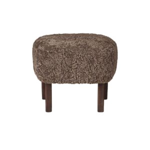 Audo Copenhagen - Ingeborg fodskammel - Fodskammel - Sheepskin / Sahara / Smoked Oak - H38 x L51 x W41 cm